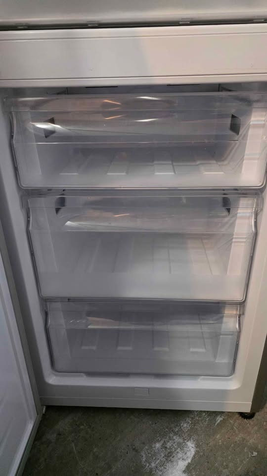 24” Electrolux Bottom Freezer Fridge – Stainless Steel - photo 5