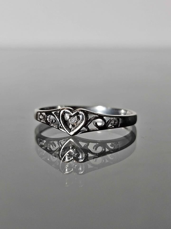 Vintage 10k White Gold Heart Ring with Natural Diamond