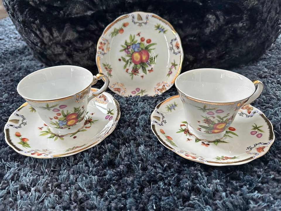 Cup and saucer set (3 saucers and 2 cups)