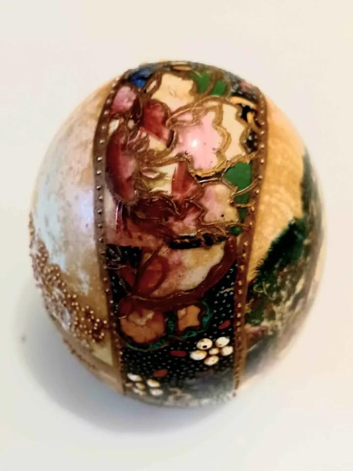 Vtg Hand Painted Porcelain Royal Satsuma Moriage Egg image indicator(5)