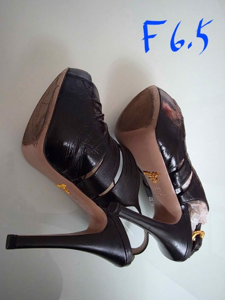 Prada heels - Size 6.5 - photo 2
