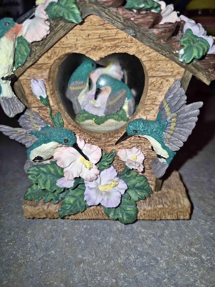 Hummingbird Musical Globe House