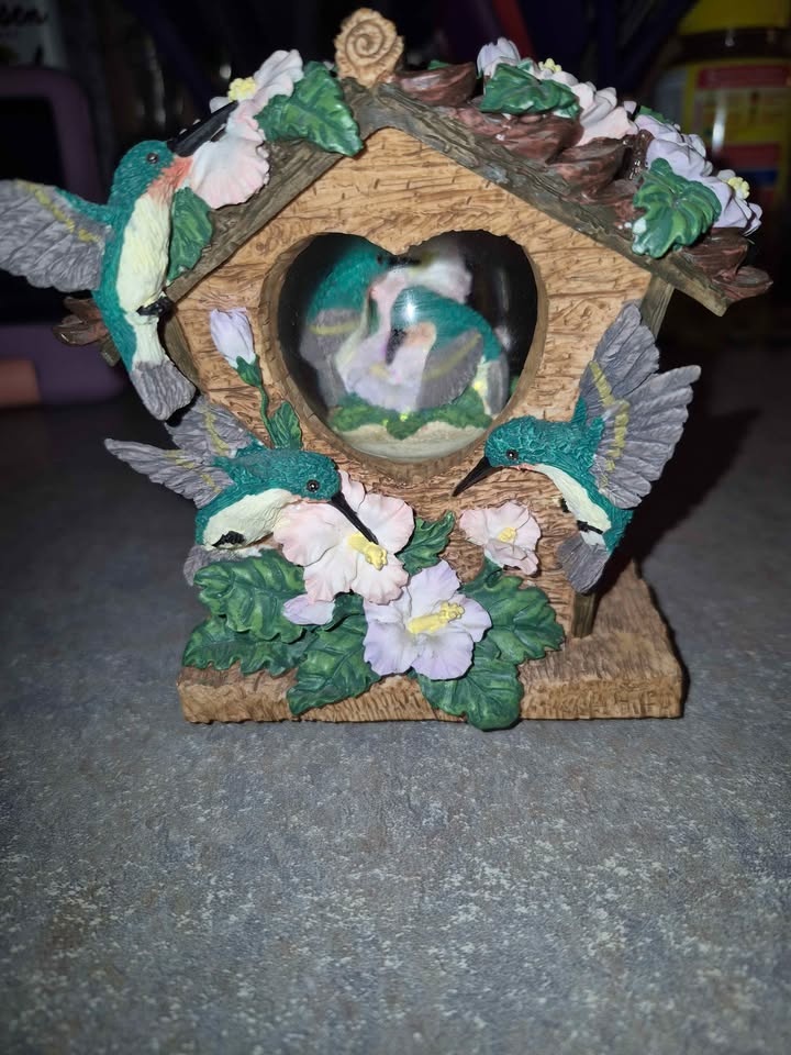 Hummingbird Musical Globe House - photo 3