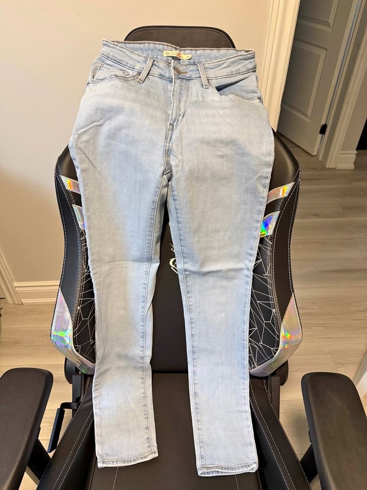 Levi’s 721 High Rise Skinny Jeans - Light Wash Size 27