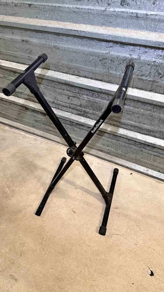 RadioShack Adjustable X-Style Instrument Stand