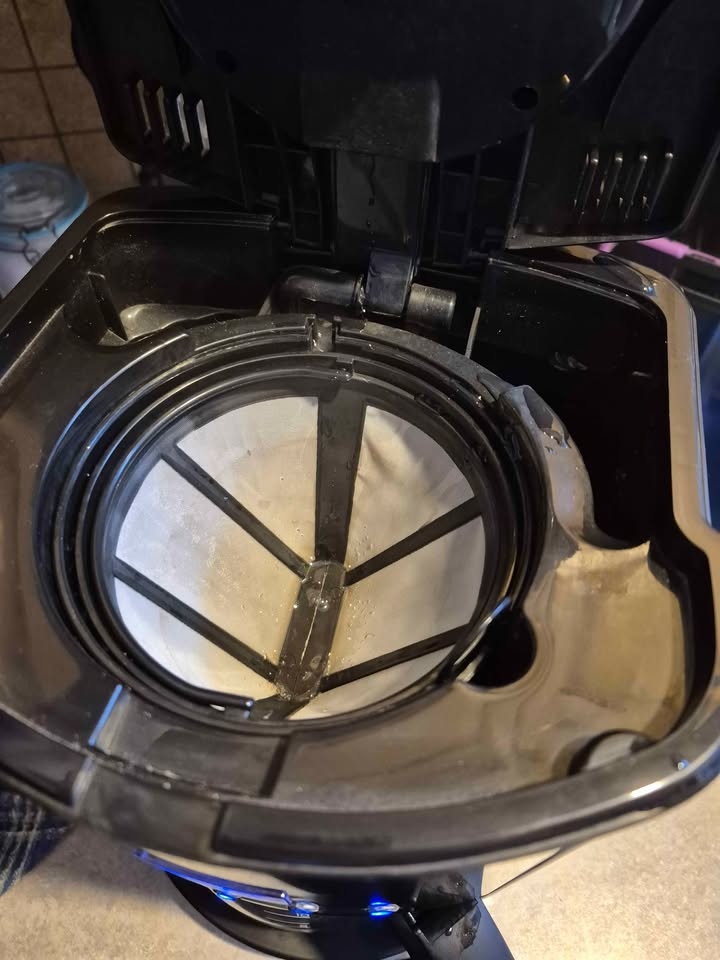 Farberware Coffee Maker and Filters - photo 4