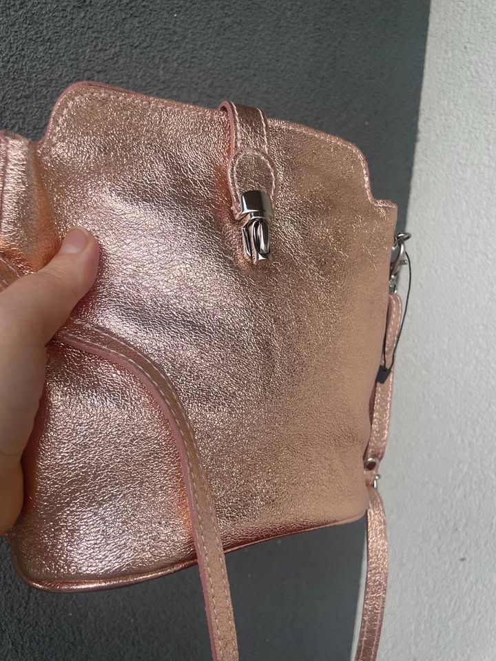 Small Rose gold shiny leather bag from Italy. Crossbody. - photo 4