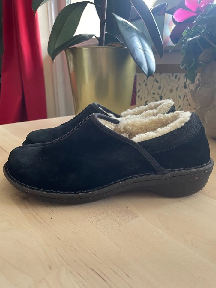 UGG Bettey Black Sheepskin Slip On Loafers US 7.5 - photo 2