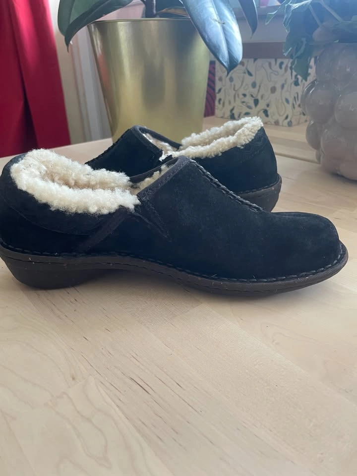 UGG Bettey Black Sheepskin Slip On Loafers US 7.5 - photo 3