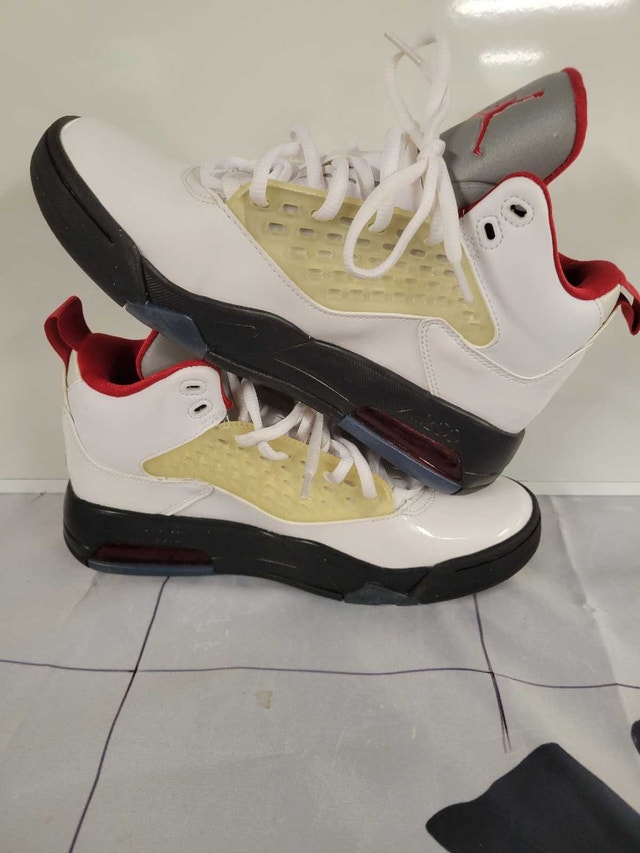 Youth Nike Basketball Shoes Size 6Y - Like New - photo 2