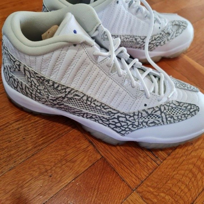 NEW: Air Jordan 11 Retro Low - Sz 10.5US