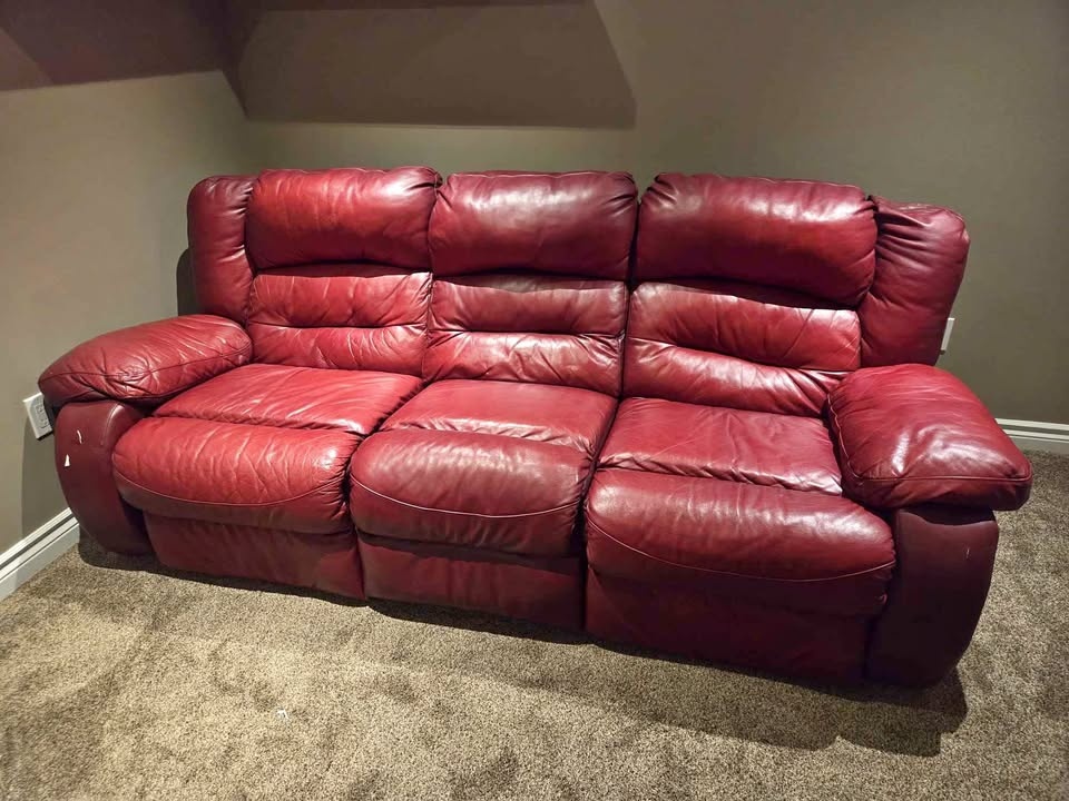 Red couch (NEED GONE)
