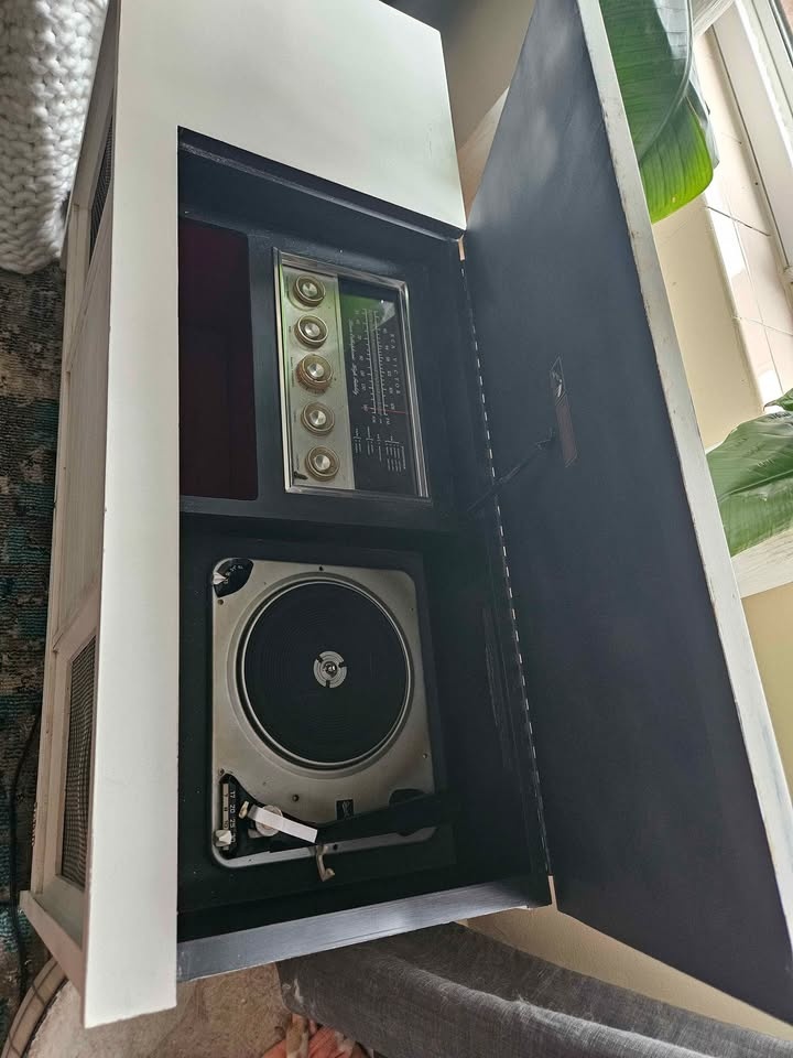 Record Player - photo 2