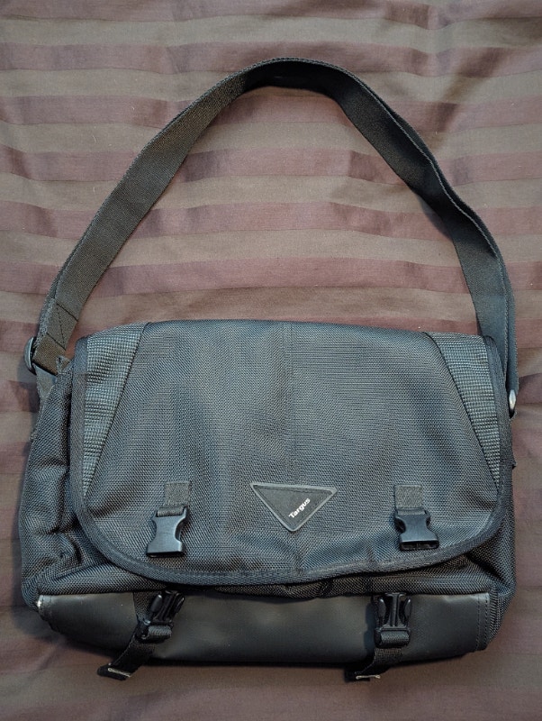 Brand New Targus TSM101 12.1" Nylon Messenger Bag