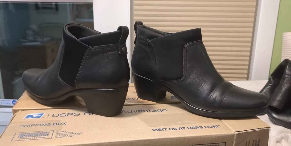 Women's Black Booties, Clarks, Size 11 - photo 2