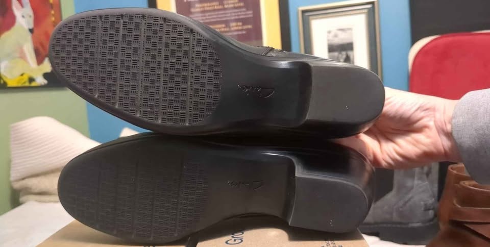 Women's Black Booties, Clarks, Size 11 - photo 3
