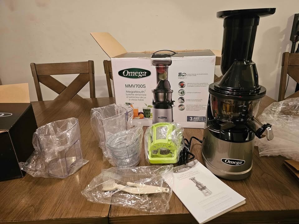 Open Box NEW Omega MMV700S MegaMouth Vertical Juicer - photo 2