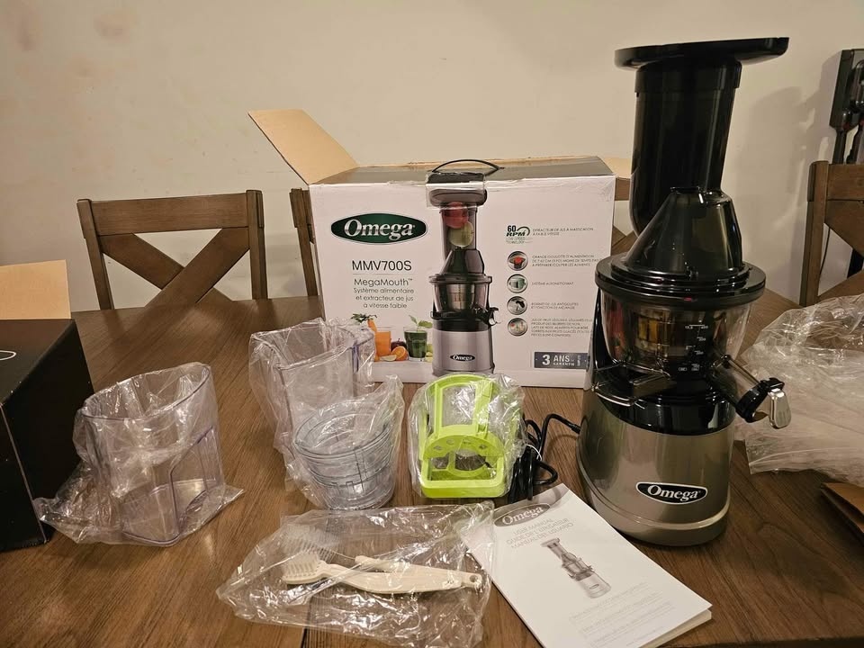 Open Box NEW Omega MMV700S MegaMouth Vertical Juicer - photo 3