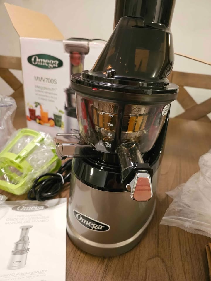 Open Box NEW Omega MMV700S MegaMouth Vertical Juicer - photo 4