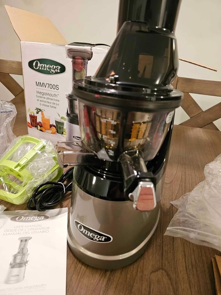 Open Box NEW Omega MMV700S MegaMouth Vertical Juicer - photo 5