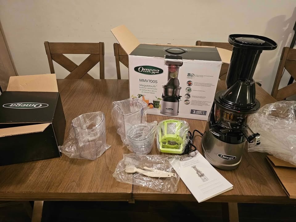 Open Box NEW Omega MMV700S MegaMouth Vertical Juicer