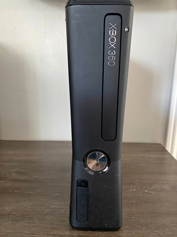 Xbox 360 w/ Kinect, Speed Wheel & 17 Games