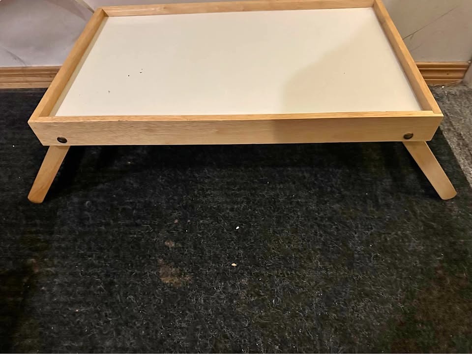 Bed table/laptop table