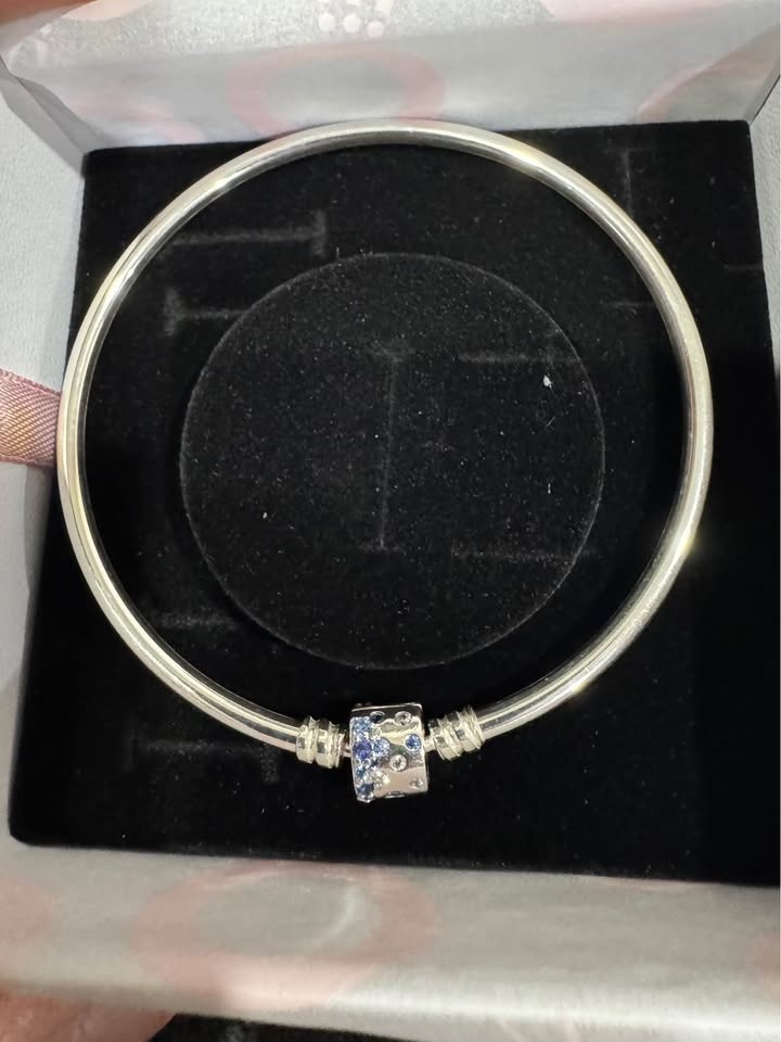 BRAND NEW Pandora Moments Blue Barrel Clasp Bangle - photo 2