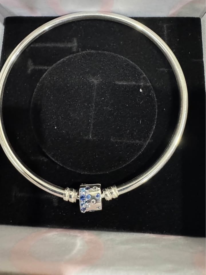 BRAND NEW Pandora Moments Blue Barrel Clasp Bangle - photo 3