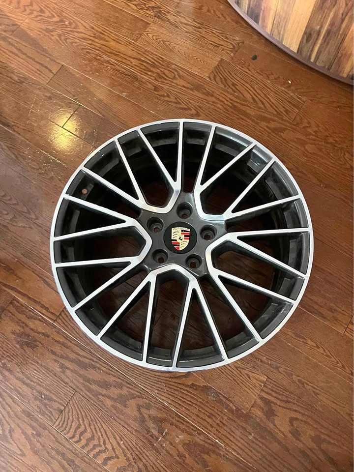 21” x 9.5” OEM Porsche Spyder RS Front Wheel