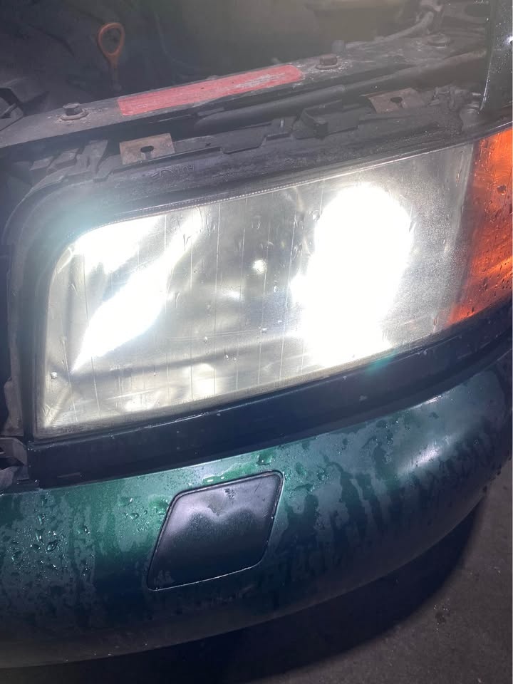 AUDI A8 D2 Headlights Z - photo 2