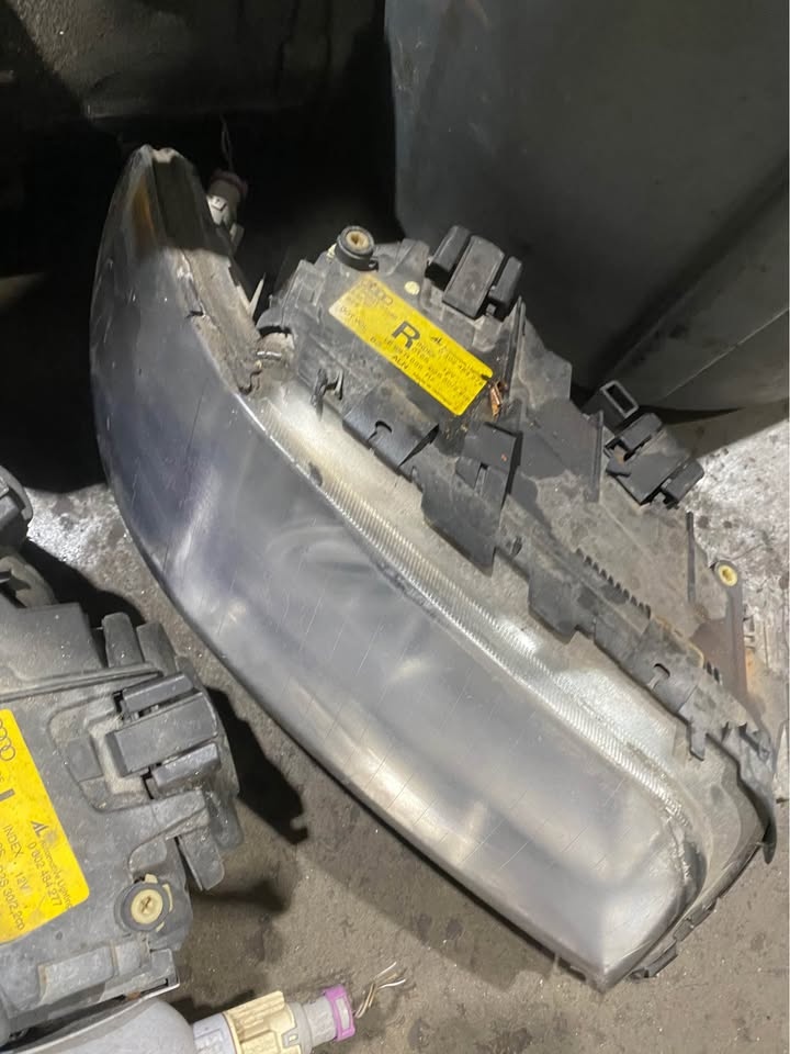 AUDI A8 D2 Headlights Z - photo 4