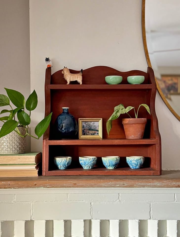 Vintage Wooden Knick Knack Curio Shelf - Scalloped Wall Display