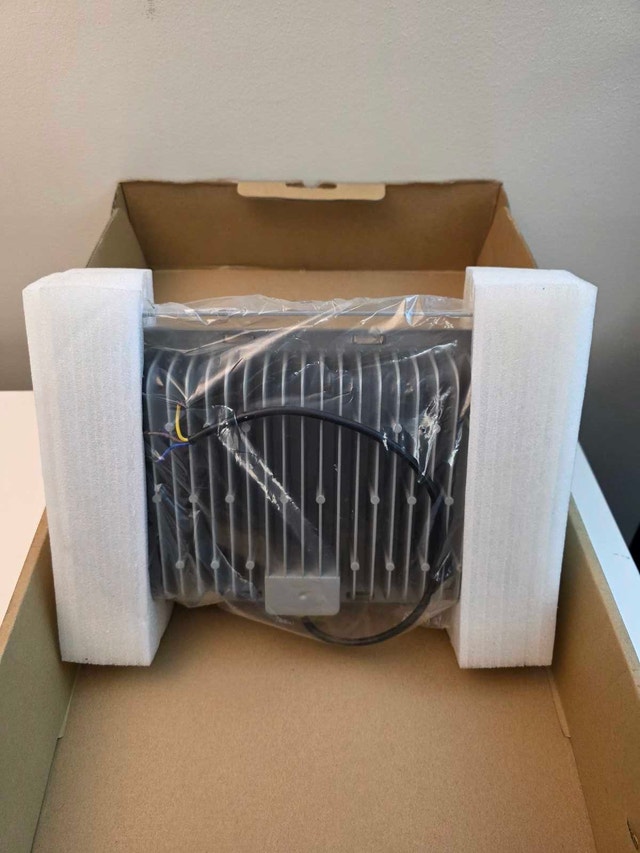 New LED Floodlight - 200W White Light - photo 2
