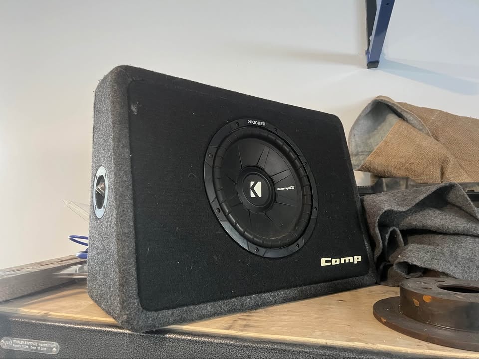 10” Kicker Comp Sub and enclosure - photo 2