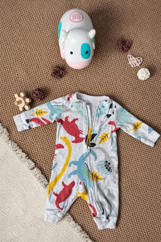 Cute Carter’s Dino Zip Sleeper – 3M – Adorable & Comfy! 💚