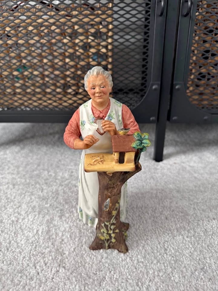 Vintage Royal Doulton Figurine "Good Morning" HN2671
