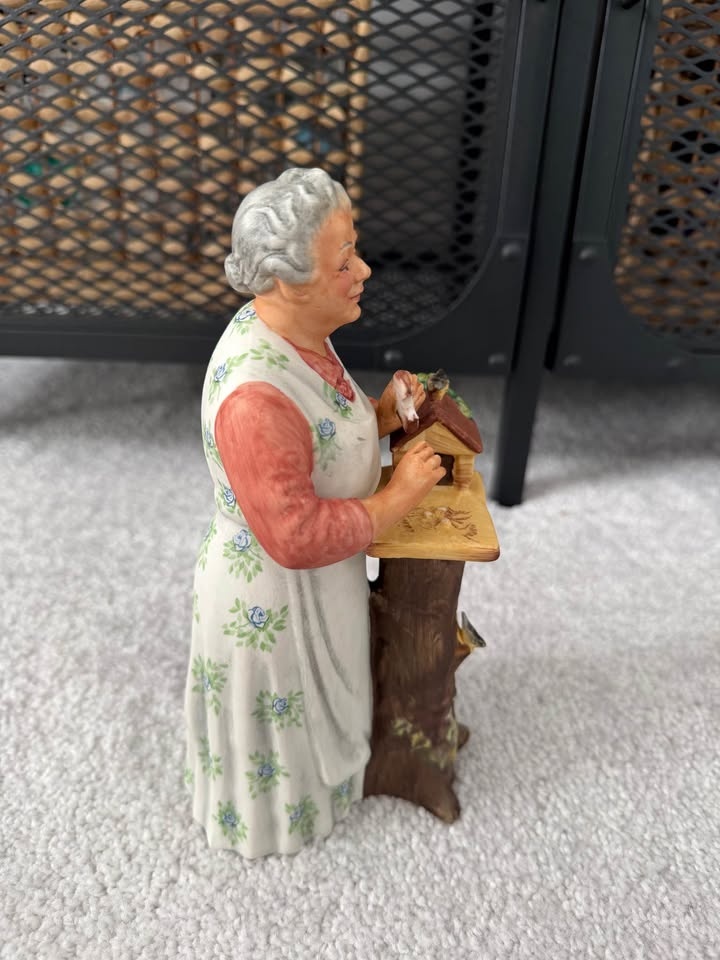 Vintage Royal Doulton Figurine "Good Morning" HN2671 - photo 3