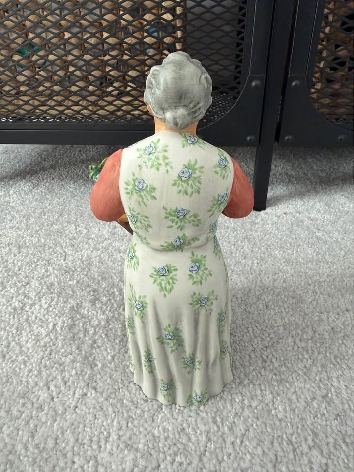 Vintage Royal Doulton Figurine "Good Morning" HN2671 - photo 4