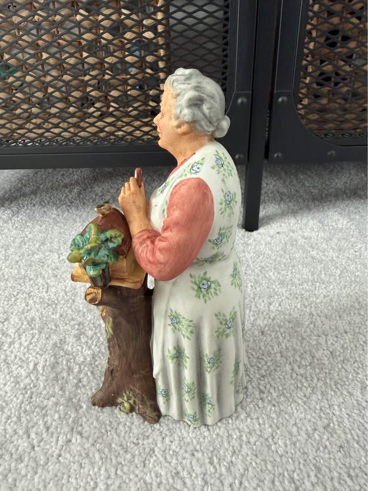 Vintage Royal Doulton Figurine "Good Morning" HN2671 - photo 5