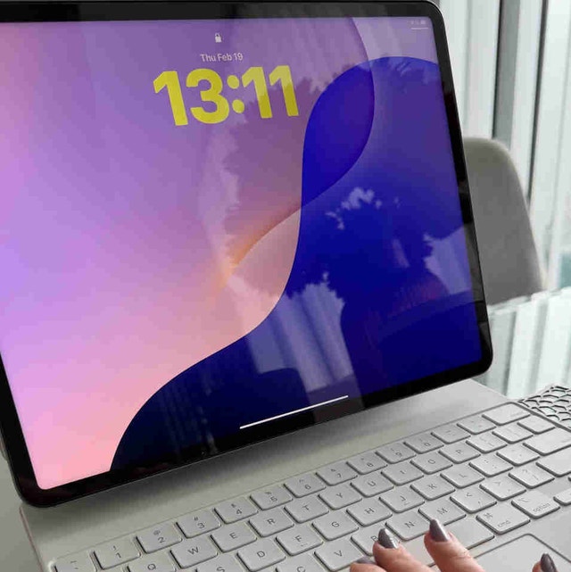 iPad Pro 12.9" 6th Gen 128GB Bundle w/ Magic Keyboard & Pencil