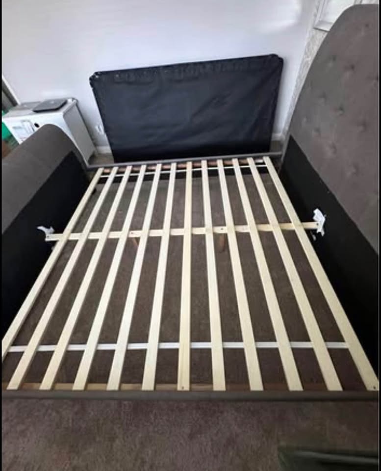 King Upholstered Sleigh Bed - photo 2
