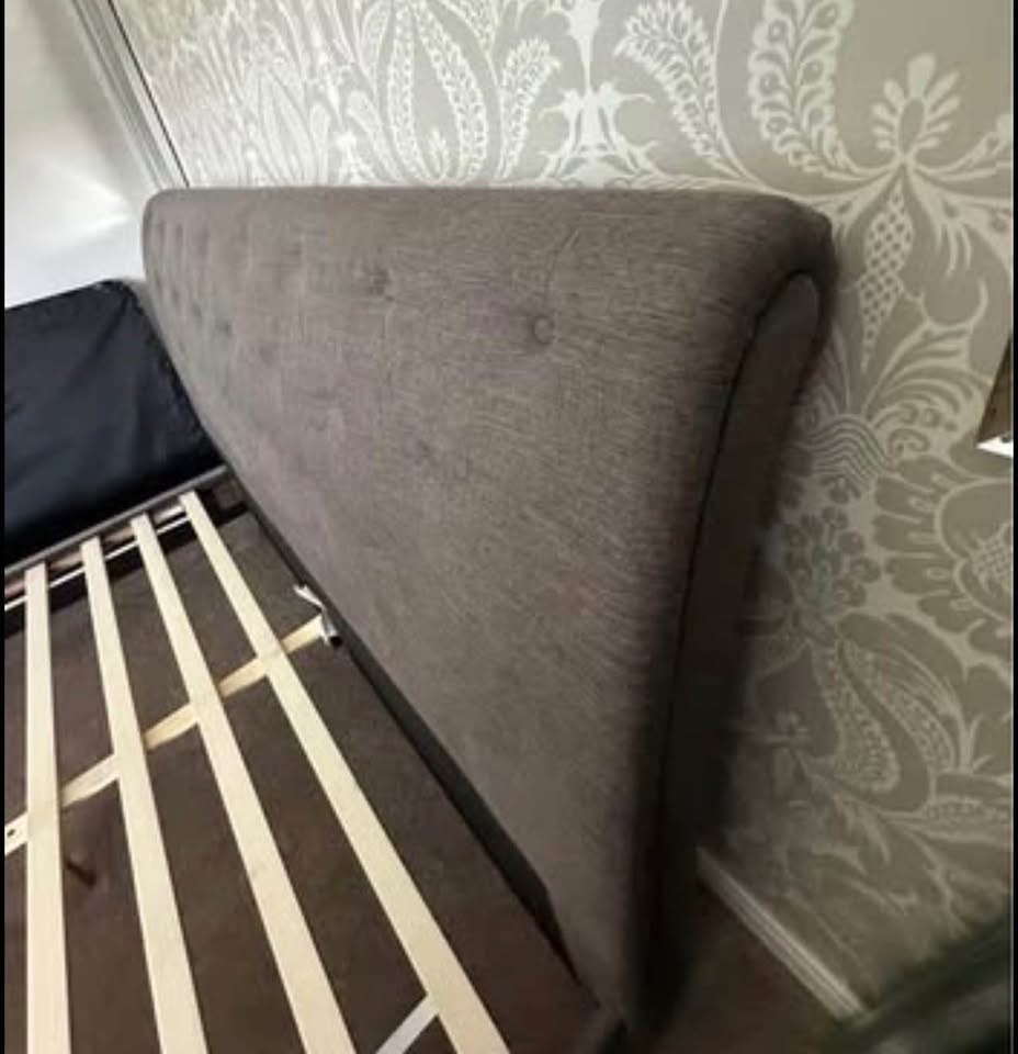 King Upholstered Sleigh Bed - photo 3