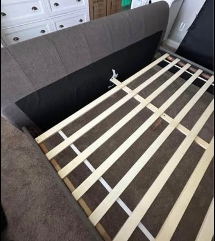 King Upholstered Sleigh Bed - photo 4