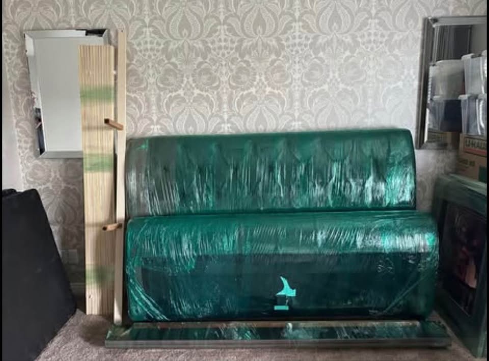 King Upholstered Sleigh Bed - photo 5