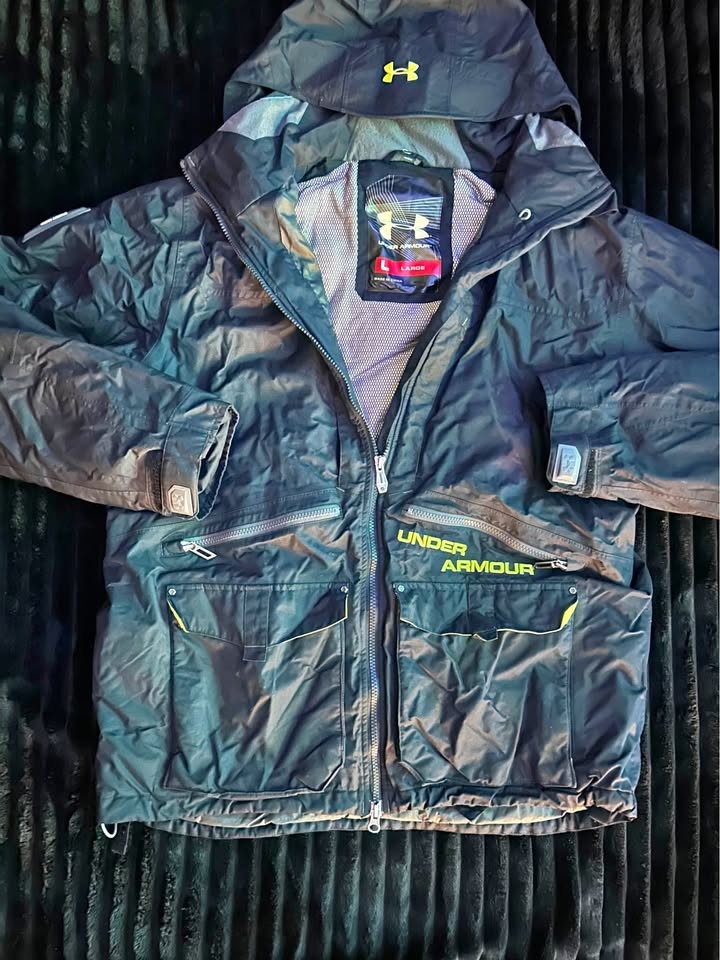 Under Armour Large Jacket