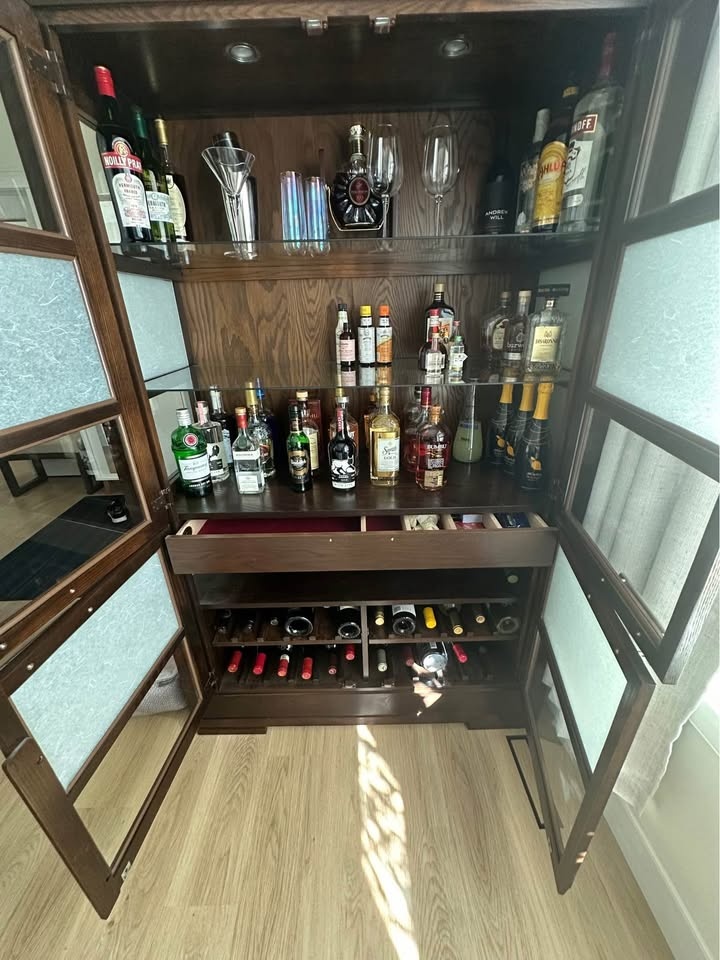 Solid Oak Curio Cabinet with Wine Storage ! - photo 2