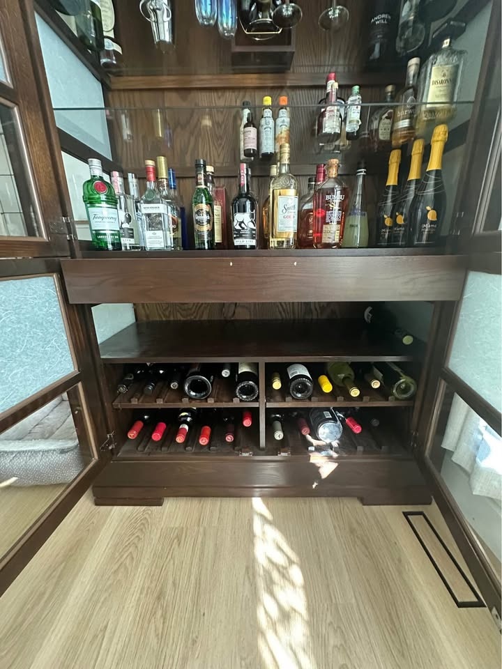 Solid Oak Curio Cabinet with Wine Storage ! - photo 3