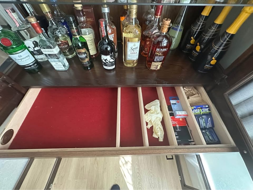 Solid Oak Curio Cabinet with Wine Storage ! - photo 4
