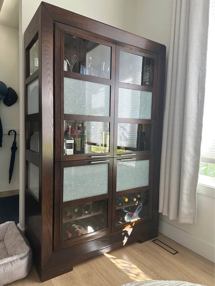 Solid Oak Curio Cabinet with Wine Storage ! - photo 5